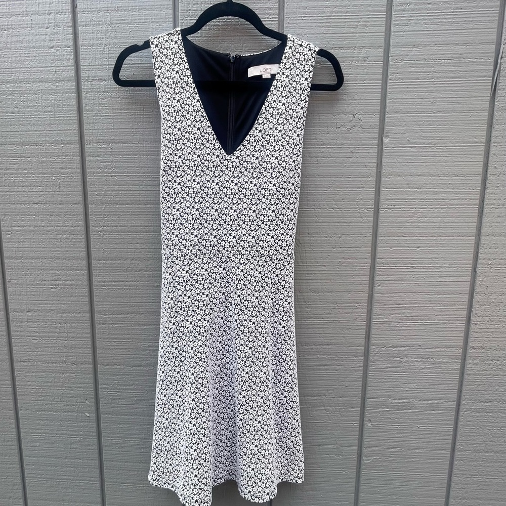 Loft v-neck black and white  flowers 🌸  tie in back size 8